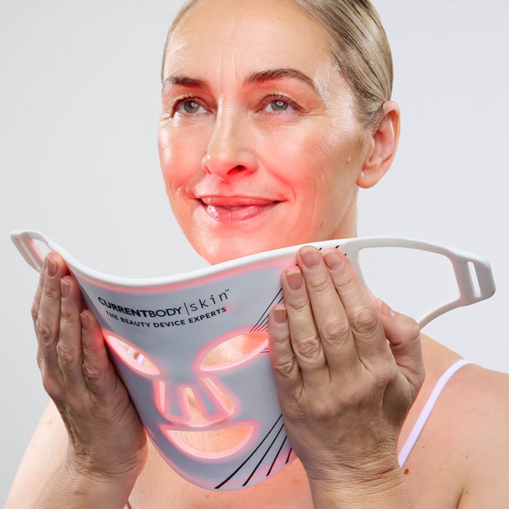 Distribuidores de tecnobelleza. Mujer de mediana edad usando la mascara de serie 1 de CurrentbodySkin.