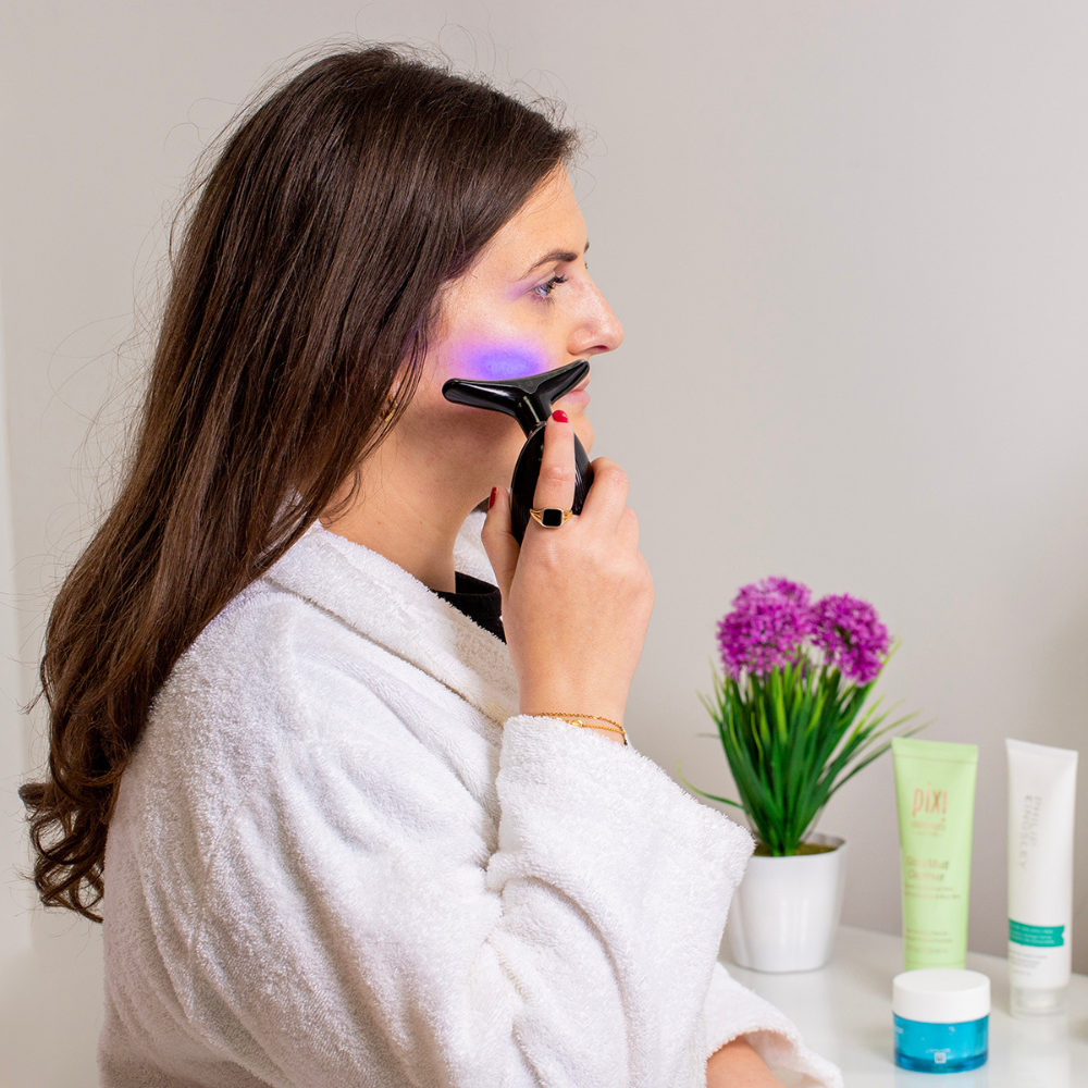 Distribuidores de tecnobelleza. Mujer mirando al espejo usando el Fabolous Firmer de Stylpro