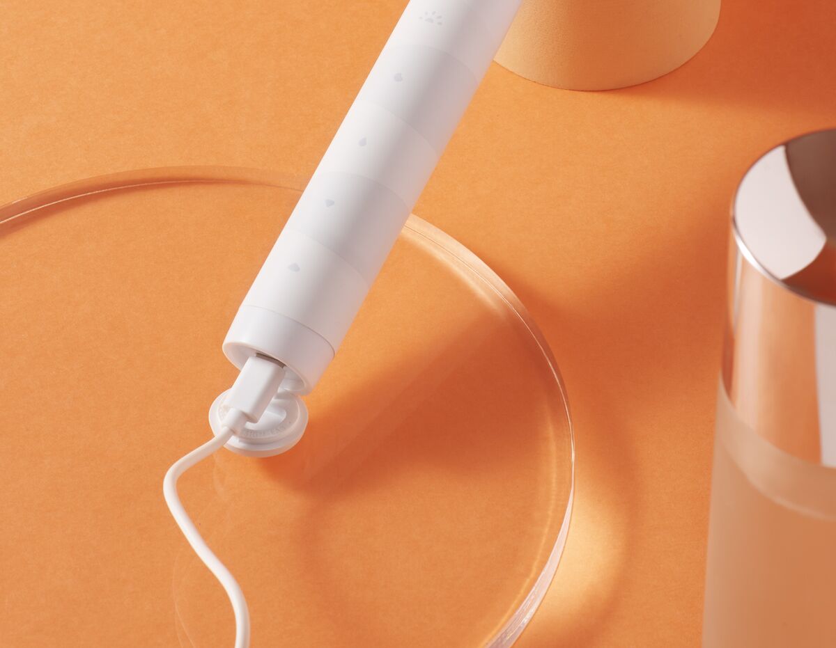 Oclean Flow cargándose con su cable USB-C